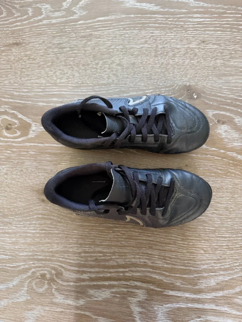 Boys Nike Tiempo black soccer cleats shoes size 1Y